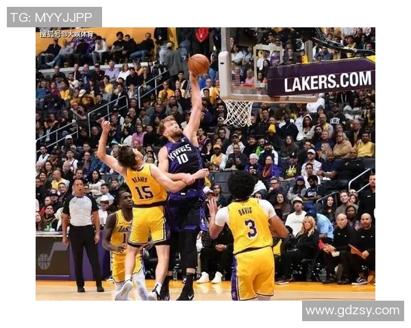 2013年湖人与鹈鹕的激烈对决回顾与精彩瞬间分析